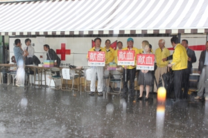 大雨の中、頑張るメンバーの皆さま