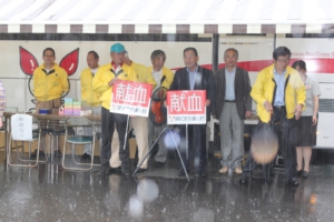 大雨の中、頑張るメンバーの皆さま