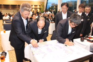 各ライオンが署名